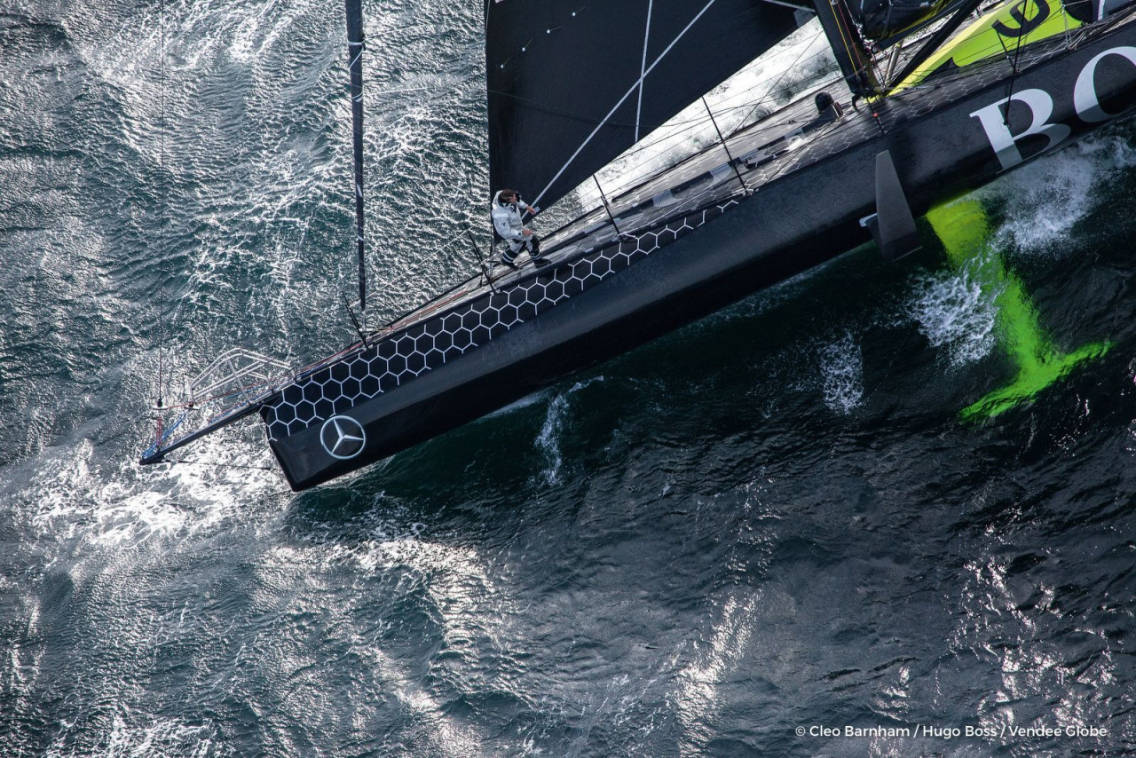 Alex Thomson first to the Equator breaks a Race Record in the Vendee Globe
