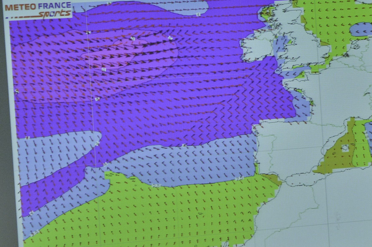 Boisterous race start for the IMOCA 60s